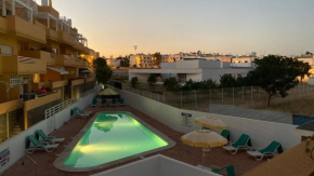 Apartamento com 2 quartos, varanda ampla e piscina